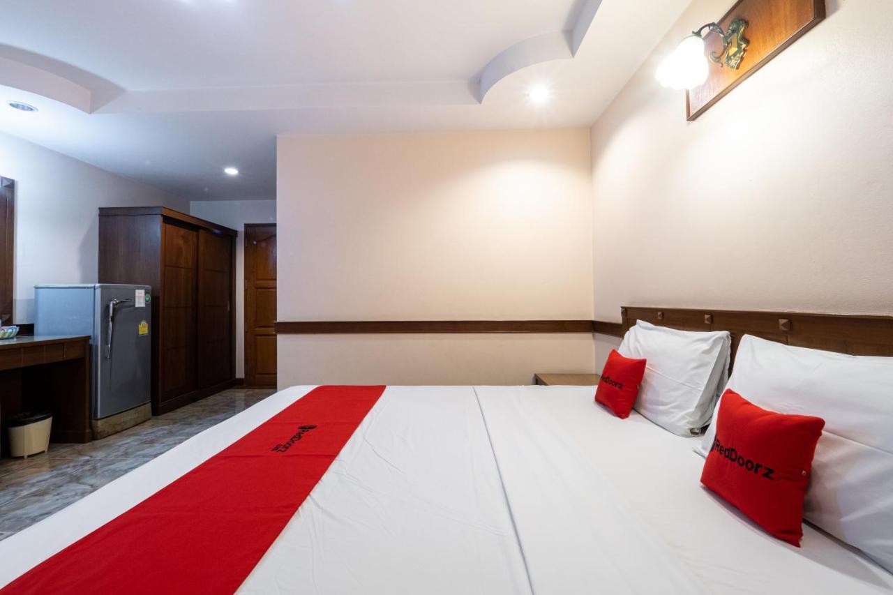 Hotel Reddoorz Navin Mansion 3 Pattaya Esterno foto