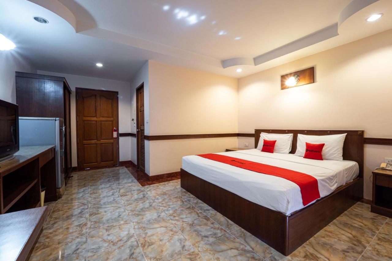 Hotel Reddoorz Navin Mansion 3 Pattaya Esterno foto